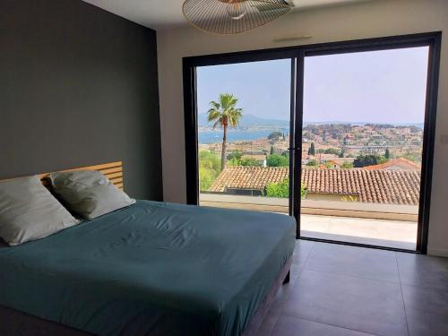 une chambre avec un lit et une grande fenêtre dans l'établissement Sea view and perfect location, à Sanary-sur-Mer
