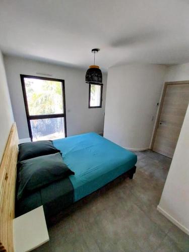 une chambre avec un lit dans une pièce avec une fenêtre dans l'établissement Sea view and perfect location, à Sanary-sur-Mer