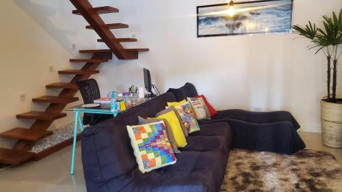 a living room with a purple couch and a table at Edicula Super Moderna - Atibaia in Atibaia