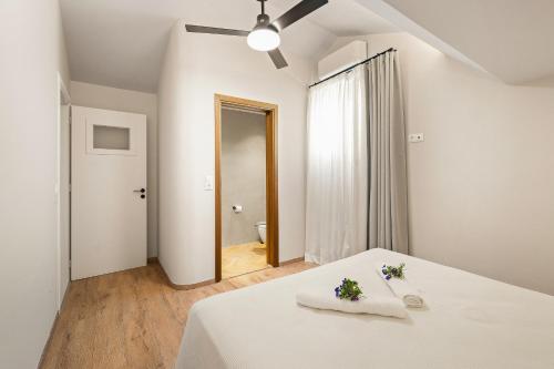 Postel nebo postele na pokoji v ubytování Lenikos Resort