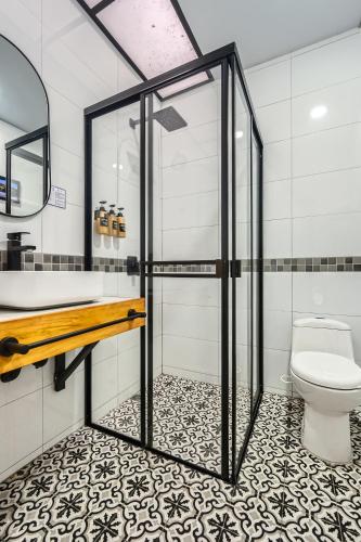 ein Badezimmer mit Dusche und Toilette in der Unterkunft Cocli Hotel Roldanillo in Roldanillo