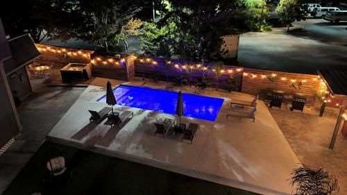 an overhead view of a swimming pool at night at Sleeps 24-spacious Suites Near Fq W Pool in New Orleans