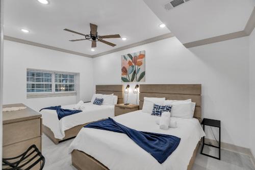 a bedroom with two beds and a ceiling fan at Sleeps 24-spacious Suites Near Fq W Pool in New Orleans