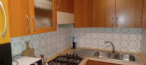 サンニコーラにあるCasa Giovanninaのキッチン(シンク、コンロ、キャビネット付)