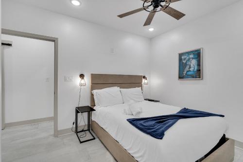 a bedroom with a large bed with a ceiling fan at Sleeps 24-spacious Suites Near Fq W Pool in New Orleans