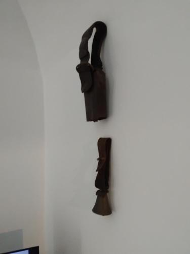 a black bag hanging on a white wall at Pé na Terra Quintal in Reguengos de Monsaraz
