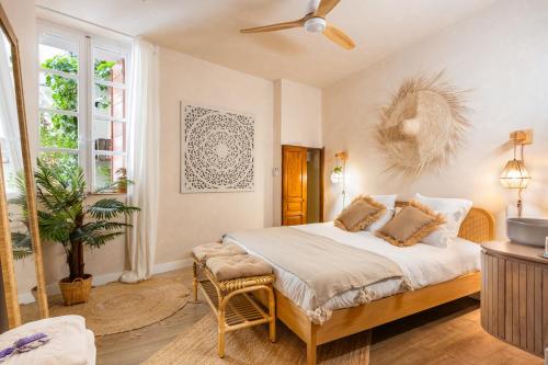 a bedroom with a bed and a ceiling fan at Suite Bali - Ambiance zen et cocon secret in Carpentras