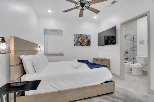 a bedroom with a bed and a ceiling fan at Sleeps 24-spacious Suites Near Fq W Pool in New Orleans