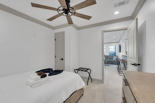 a bedroom with a bed and a ceiling fan at Sleeps 24-spacious Suites Near Fq W Pool in New Orleans