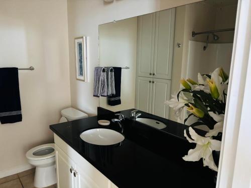 Koupelna v ubytování Nautical 2 Bedroom with Beautiful Ocean Views