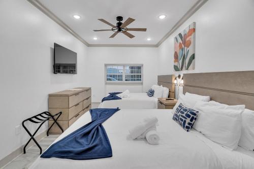 a bedroom with two beds and a ceiling fan at Sleeps 24-spacious Suites Near Fq W Pool in New Orleans