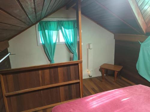 une chambre avec un lit et une fenêtre avec des rideaux bleus dans l'établissement Casa Villagio - CONDOMÍNIO, à Gramado