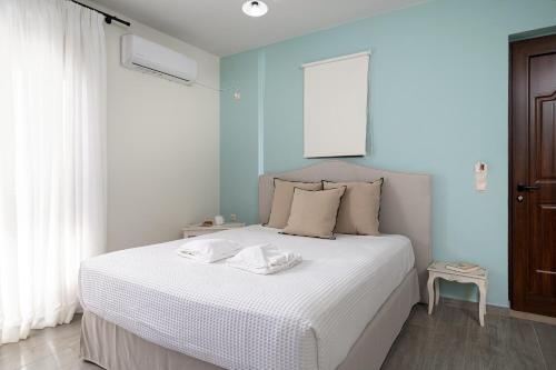 Postel nebo postele na pokoji v ubytování Lenikos Resort