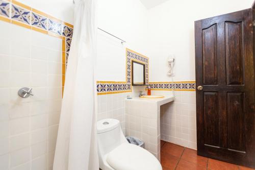 a bathroom with a toilet and a sink at Hotel Las Marías in Taxisco