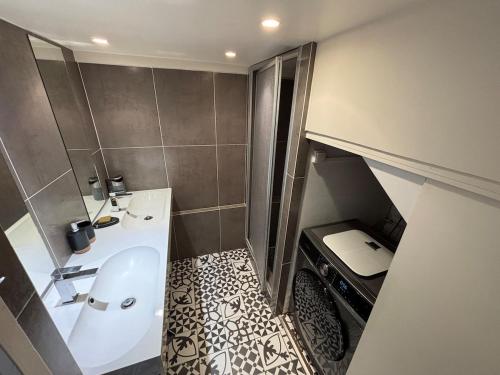 une petite salle de bain avec un lavabo et des toilettes dans l'établissement Atypical house near Paris & Disney, à Champigny-sur-Marne