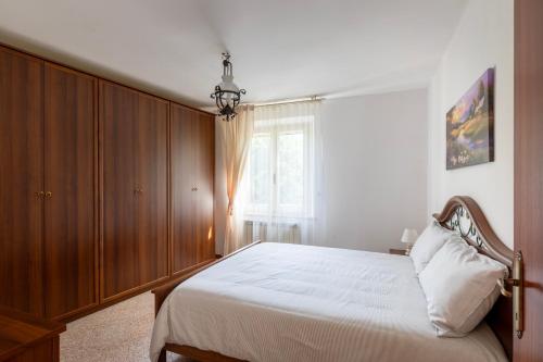 a bedroom with a bed and a wooden cabinet at La Dimora dei Dolci Ricordi Trasimeno Hideaway in Casalini