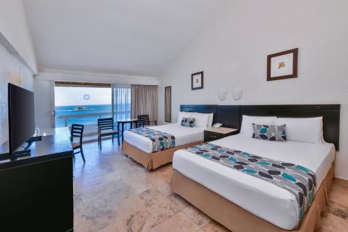 Ein Bett oder Betten in einem Zimmer der Unterkunft Krystal Ixtapa All Inclusive