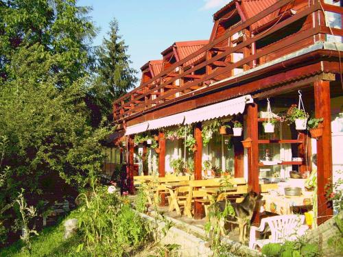 A restaurant or other place to eat at Pension Bran Ioana