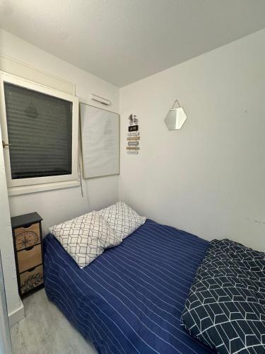 une petite chambre avec un lit et une fenêtre dans l'établissement 2 Bedroom Luxury Sea View Terrace, à Cannes