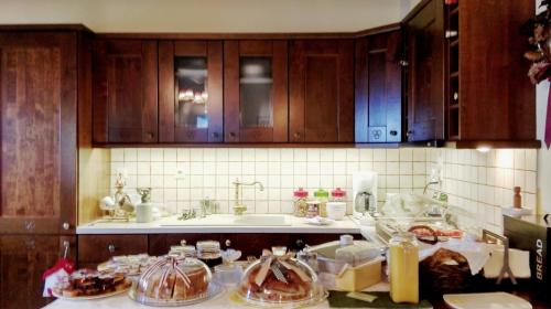 Valentini Guesthouseにあるキッチンまたは簡易キッチン