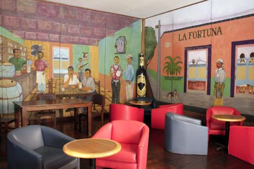 a restaurant with a mural on the wall at GS Quinto Sol Teotihuacan in San Juan Teotihuacán