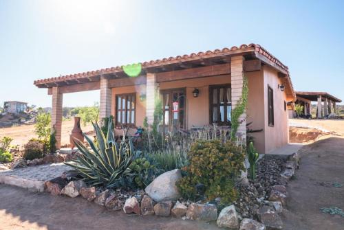a small house with a garden in front of it at En'kanto Valle de Guadalupe in San Marcos