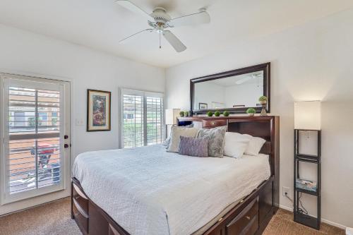 Un dormitorio con una cama grande y un espejo. en 1 Mi to Beach Condo with Pool in Lake Havasu City, en Lake Havasu City