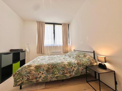 une chambre avec un lit et une fenêtre dans l'établissement T3 Terrasse, parking, montagne, à Thyez