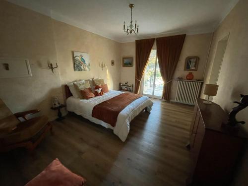 une chambre avec un grand lit et une grande fenêtre dans l'établissement Grande Villa bord de mer, face au port Santa Lucia, à Saint-Raphaël