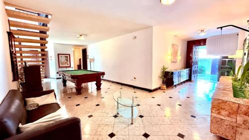 a living room with a pool table in it at Amplio loft 6 pax cerca de Paseo de Montejo in Mérida