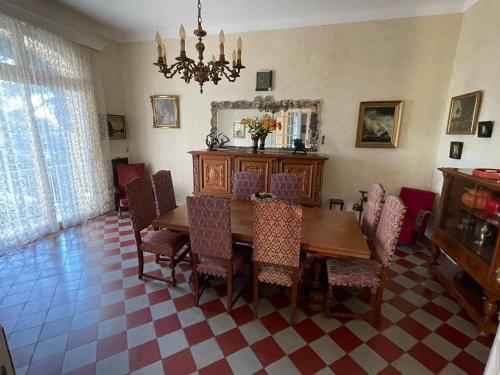 une salle à manger avec une table et des chaises dans l'établissement Grande Villa bord de mer, face au port Santa Lucia, à Saint-Raphaël
