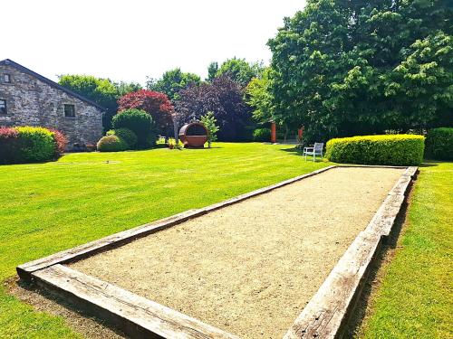 a garden with a dirt path in the grass at La Fagne Fleurie Les Myrtilles en Les Camomilles in Vielsalm