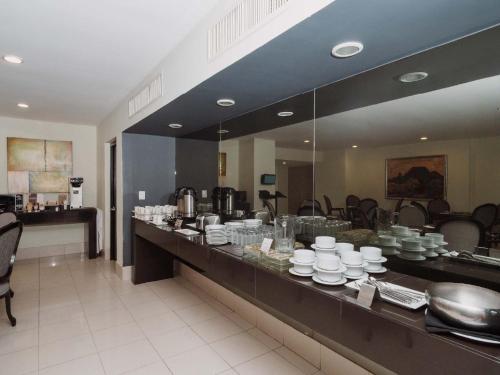 a kitchen with a long counter with dishes on it at HS HOTSSON Smart Value Tampico in Tampico
