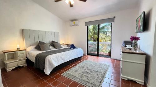 Un dormitorio con una cama y una ventana grande en The Villa of Dreams, en Cancún