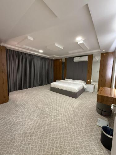 a large bedroom with a bed in the middle of it at شقق كورال in Buraydah