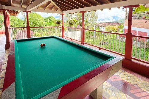 O masă de biliard de la Hacienda San Rafael en Jericó, Antioquia