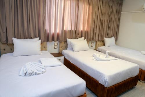 Cama o camas de una habitación en AMADEOS pyramids inn