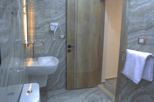 Un baño de AMADEOS pyramids inn