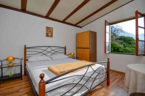 Voodi või voodid majutusasutuse Apartment in Brela - Makarska Riviera 51813 toas