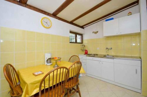 Köök või kööginurk majutusasutuses Apartment in Brela - Makarska Riviera 51813