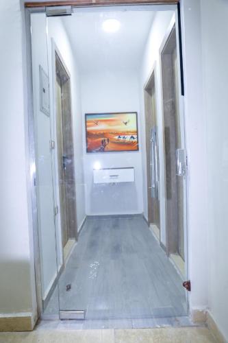 Una televisión o centro de entretenimiento en AMADEOS pyramids inn