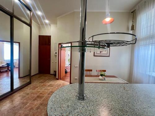 a glass table in the middle of a room at Апартаменты на Крещатике in Kyiv