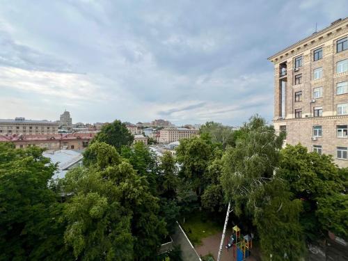 a group of trees in front of a building at Апартаменты на Крещатике in Kyiv