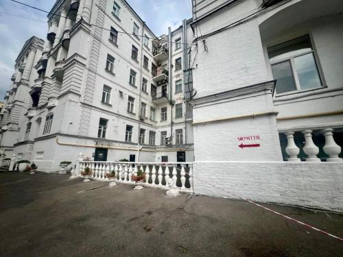 a large white building with a fence in front of it at Апартаменты на Крещатике in Kyiv