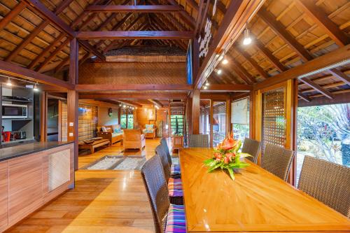 a dining room with a wooden table and chairs at Fare Makana in Maharepa