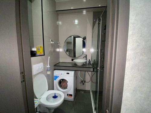 トビリシにあるThe Comfort Spotのバスルーム(トイレ、洗濯機付)