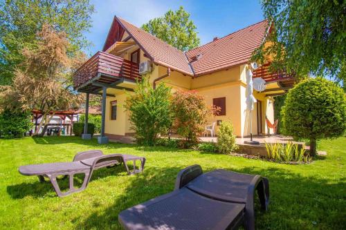 dom ze stołem piknikowym na dziedzińcu w obiekcie Apartment in Balatonlelle 19093 w mieście Balatonlelle