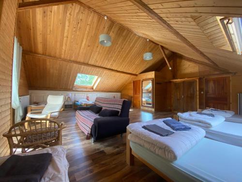 モリーヌ・アン・クイラにあるCASA-Gondolier Loft chambre pour 7 personnesのベッドとソファのあるリビングルーム
