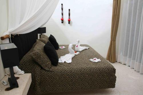 En eller flere senge i et værelse på Hotel Okaan