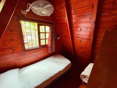 a small room with a window in a wooden cabin at Cabañas Ecoturisticas del Valle de Yala alpina in Yala